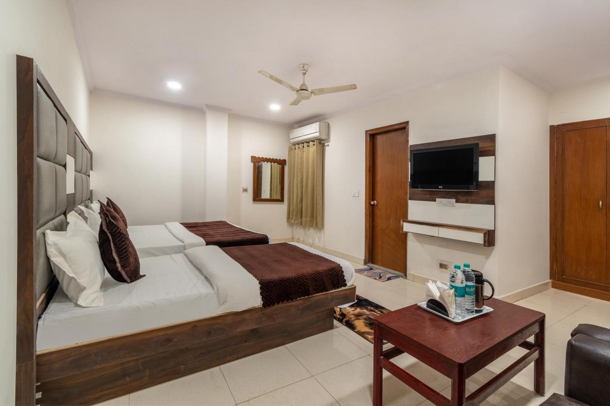 Hotel South Indian Делхи Екстериор снимка