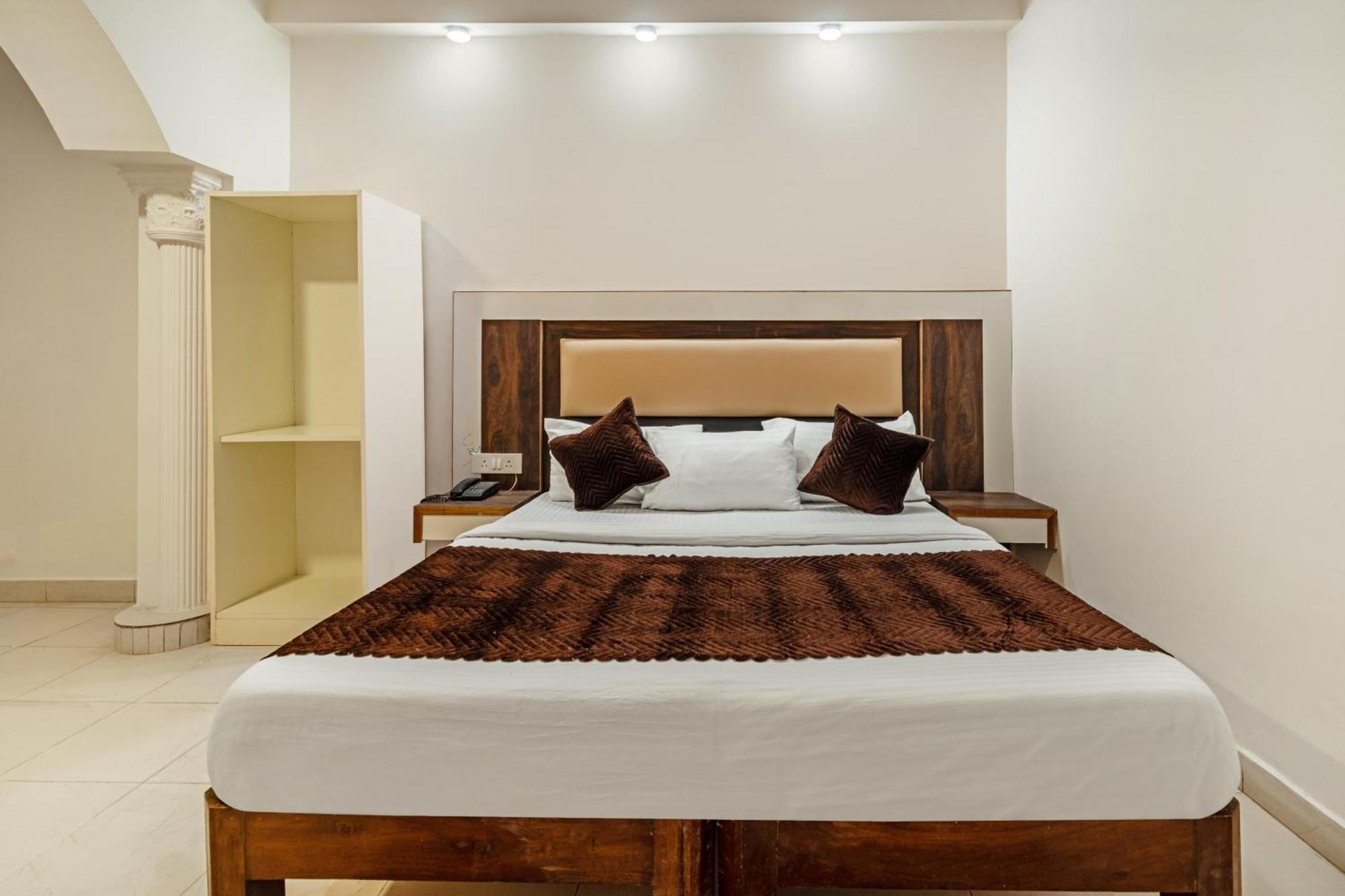 Hotel South Indian Делхи Екстериор снимка