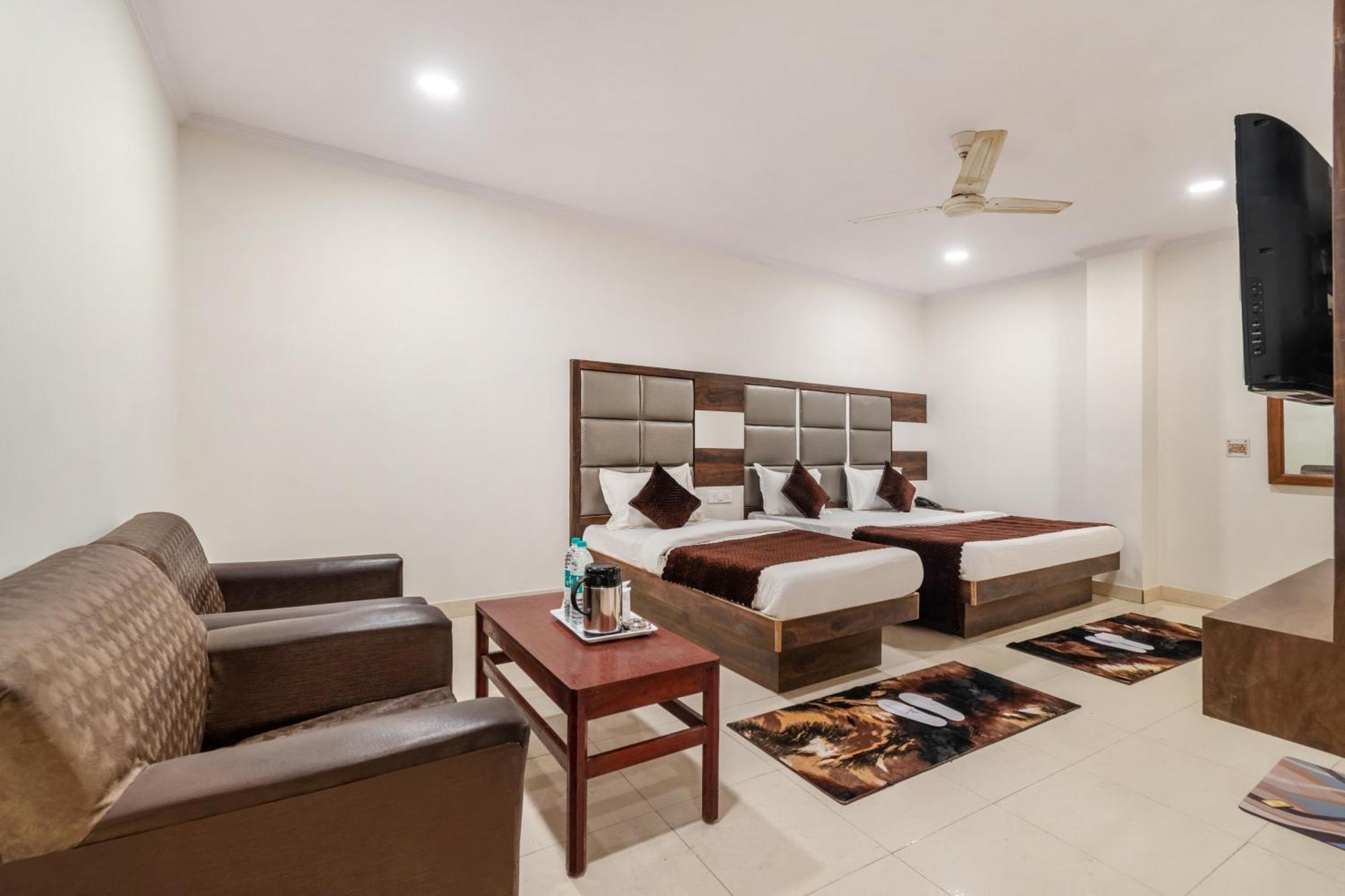 Hotel South Indian Делхи Екстериор снимка