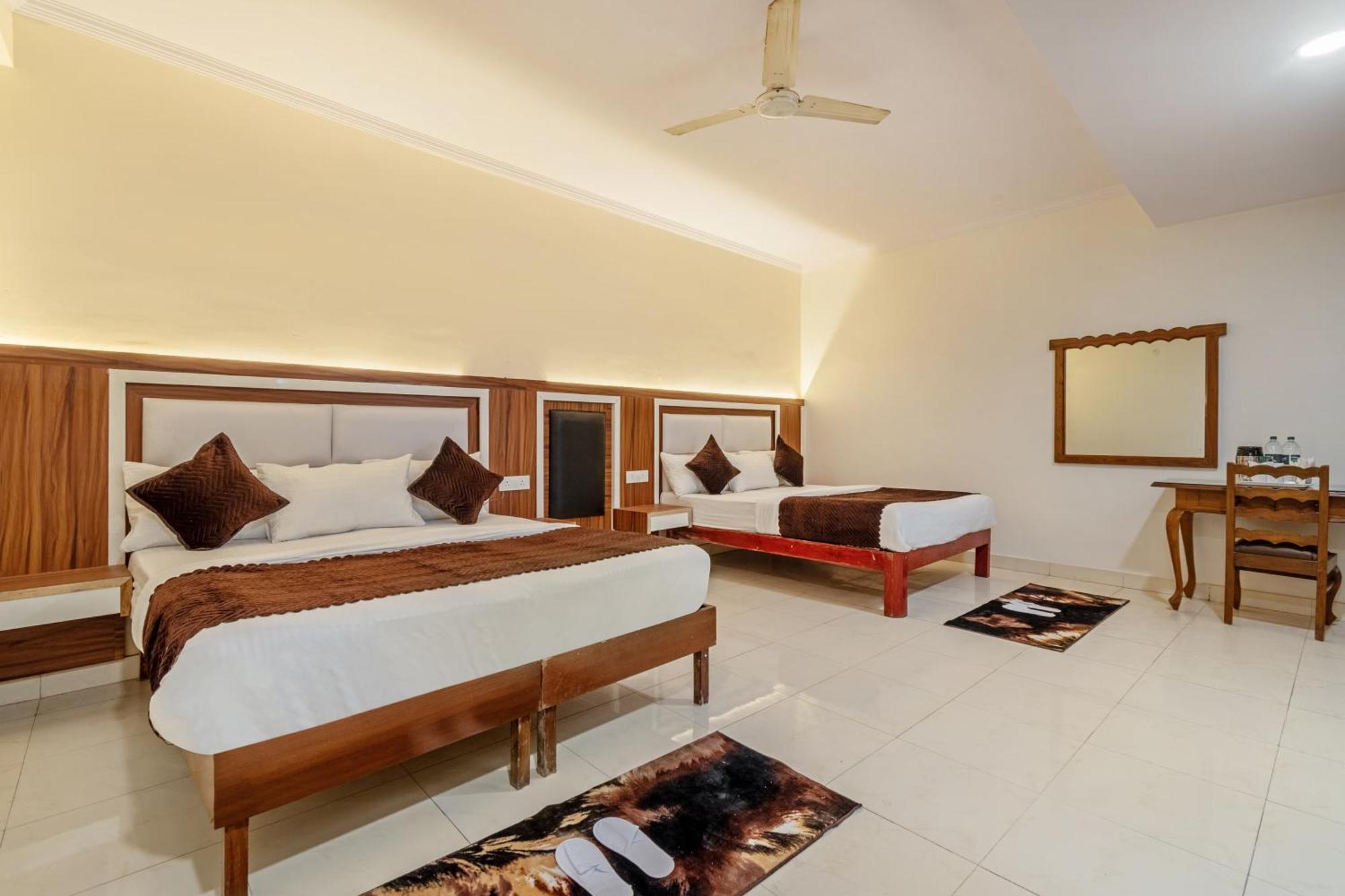 Hotel South Indian Делхи Екстериор снимка