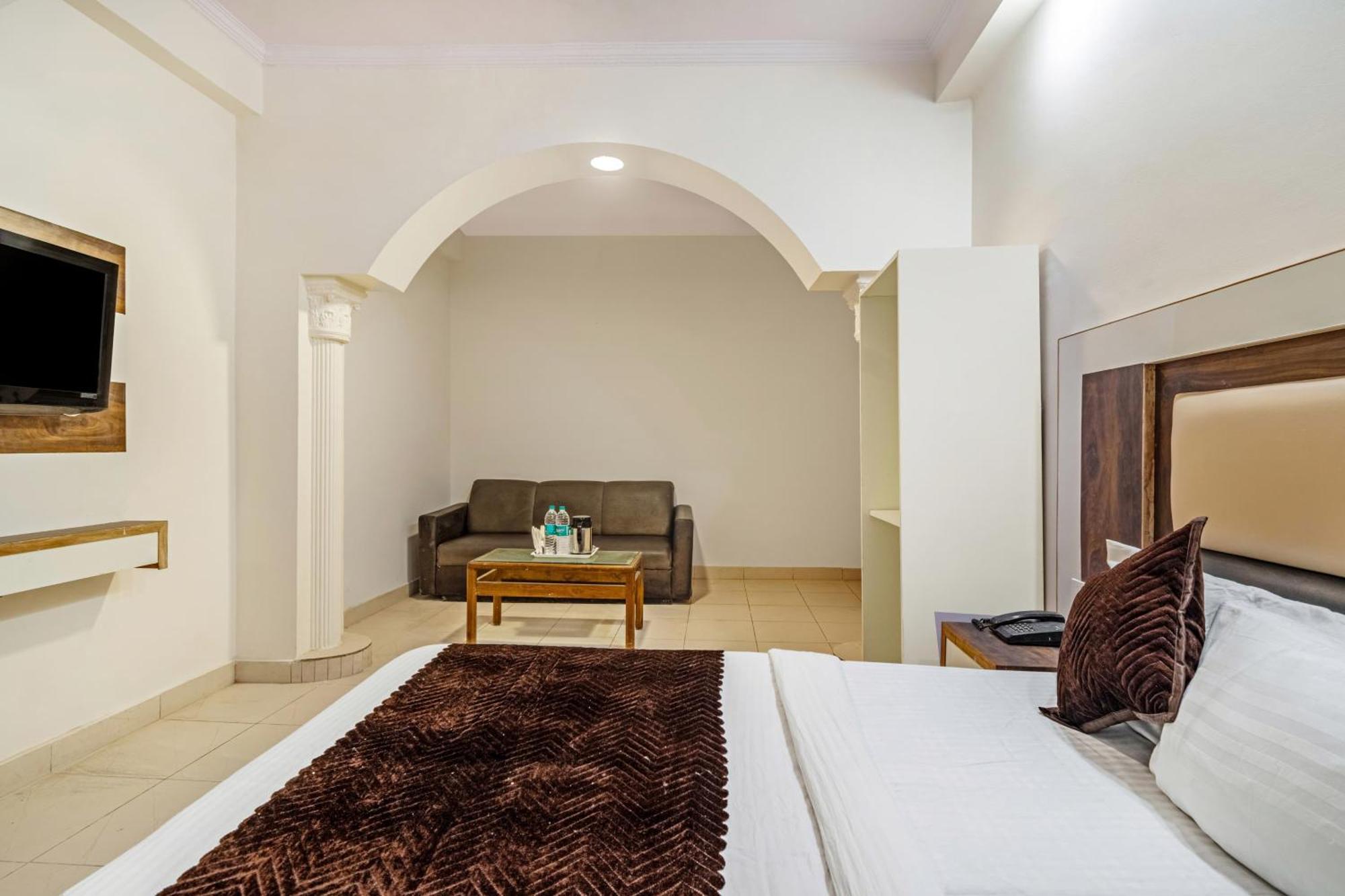 Hotel South Indian Делхи Екстериор снимка
