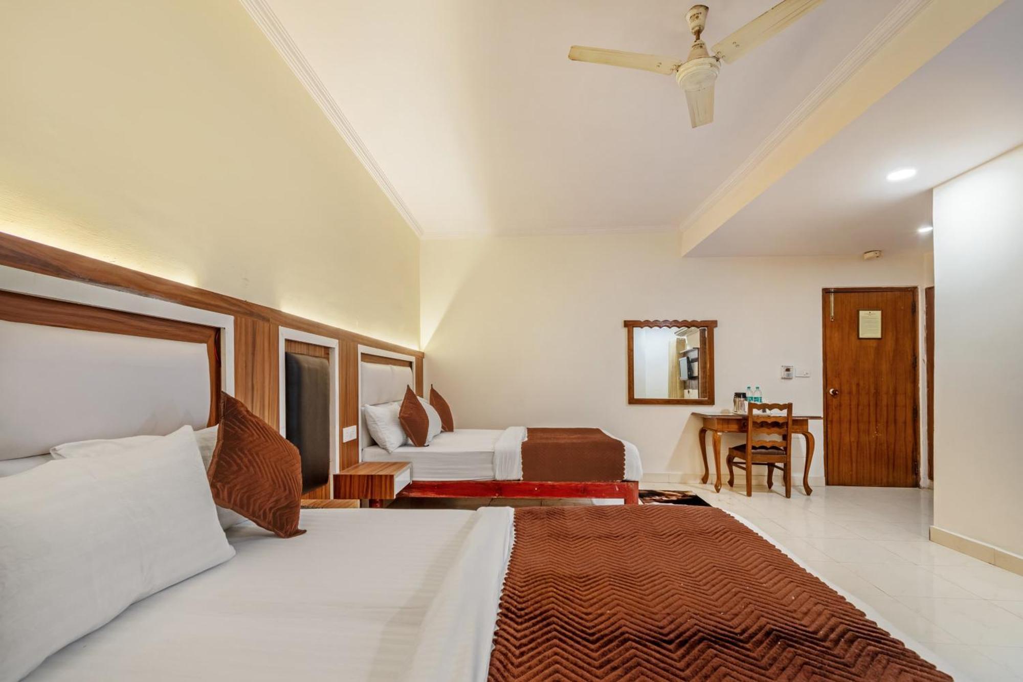 Hotel South Indian Делхи Екстериор снимка